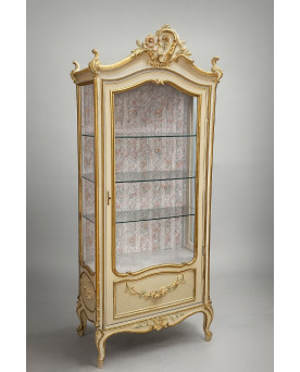 Le village de 58 brocanteurs - vitrine de style Louis XV / Rococo, en bois peint dans des tons crème et doré