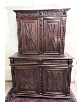 Le village de 58 brocanteurs - Buffet à Quatre Volets époque Louis XIII en noyer massif