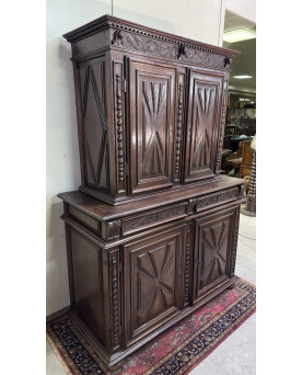 Le village de 58 brocanteurs - Buffet à Quatre Volets époque Louis XIII en noyer massif