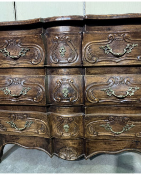 Le village de 58 brocanteurs - Commode tombeau galbée de style louis XV Provençal en bois massif