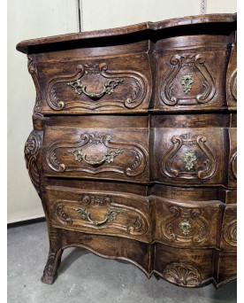 Le village de 58 brocanteurs - Commode tombeau galbée de style louis XV Provençal en bois massif