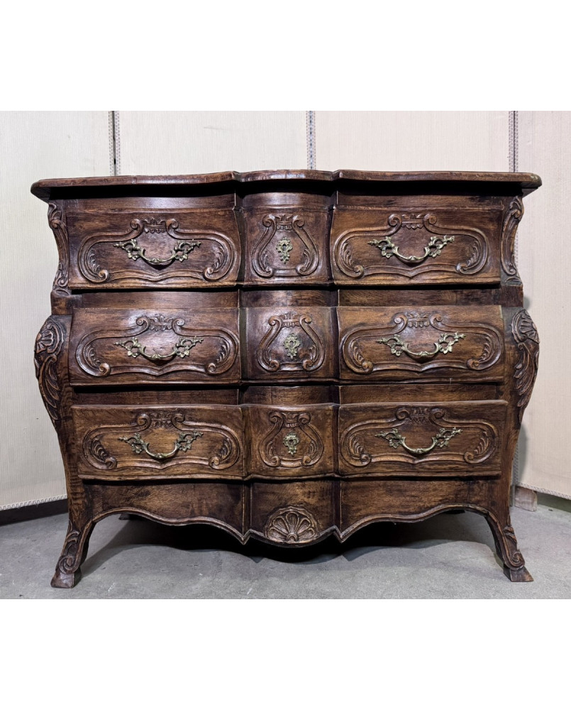 Le village de 58 brocanteurs - Commode tombeau galbée de style louis XV Provençal en bois massif