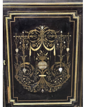 Le village de 58 brocanteurs - Meuble "Boulle" a hauteur d'appui en marqueterie de laiton doré époque Napoléon III