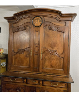 Le village de 58 brocanteurs - Important buffet deux corps Louis XV Charolais en noyer, d’époque XVIIIᵉ siècle