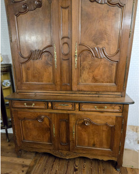 Le village de 58 brocanteurs - Important buffet deux corps Louis XV Charolais en noyer, d’époque XVIIIᵉ siècle