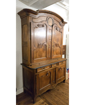Le village de 58 brocanteurs - Important buffet deux corps Louis XV Charolais en noyer, d’époque XVIIIᵉ siècle