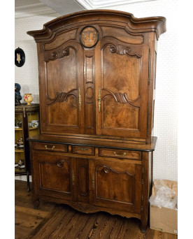 Le village de 58 brocanteurs - Important buffet deux corps Louis XV Charolais en noyer, d’époque XVIIIᵉ siècle