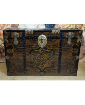 Le village de 58 brocanteurs - Rare malle de voyage en métal en faux semblant de bois décoré –époque Napoléon III