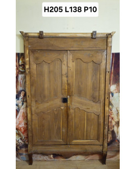 Le village de 58 brocanteurs - Façade d'armoire époque Louis XV, éléments d'architecture en bois massif, richement sculptée