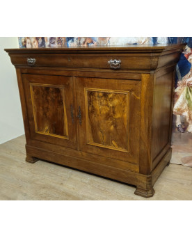 Le village de 58 brocanteurs - buffet bas a doucine époque Louis Philippe en noyer