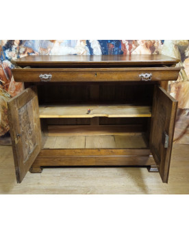 Le village de 58 brocanteurs - buffet bas a doucine époque Louis Philippe en noyer