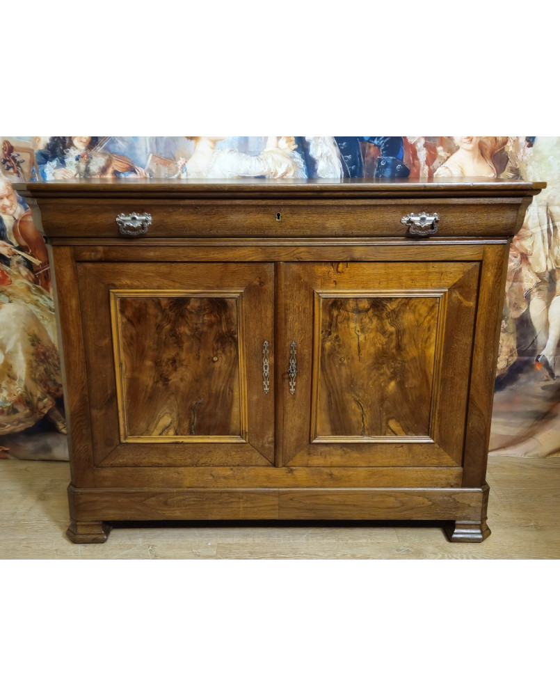 Le village de 58 brocanteurs - buffet bas a doucine époque Louis Philippe en noyer