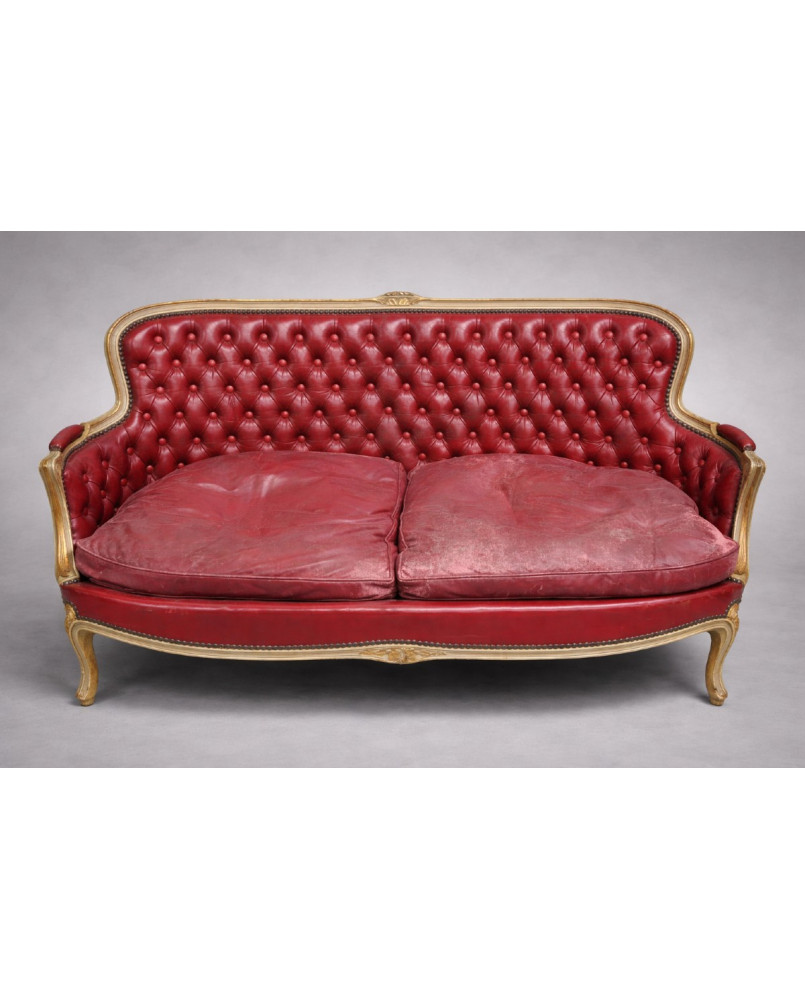 Le village de 58 brocanteurs - Canapé corbeille style Louis XV à dossier mouvementé, en cuir capitonné