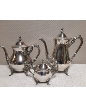 Le village de 58 brocanteurs - service à café et thé en métal argenté comprenant une cafetière, une théière et un sucrier