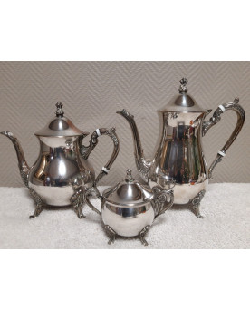 Le village de 58 brocanteurs - service à café et thé en métal argenté comprenant une cafetière, une théière et un sucrier