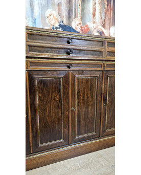 Le village de 58 brocanteurs - Buffet en enfilade en palissandre époque Charles X, de belle qualité d’ébénisterie