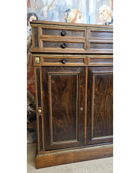Le village de 58 brocanteurs - Buffet en enfilade en palissandre époque Charles X, de belle qualité d’ébénisterie