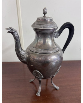 Le village de 58 brocanteurs - Verseuse style Empire en métal argenté, reposant sur trois pieds sculptés