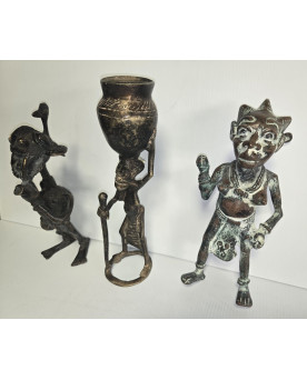 Le village de 58 brocanteurs - Rare ensemble de 3 statues africaines en bronze, représentant des personnages anthropomorphes