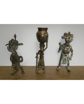 Le village de 58 brocanteurs - Rare ensemble de 3 statues africaines en bronze, représentant des personnages anthropomorphes