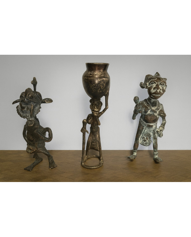 Le village de 58 brocanteurs - Rare ensemble de 3 statues africaines en bronze, représentant des personnages anthropomorphes