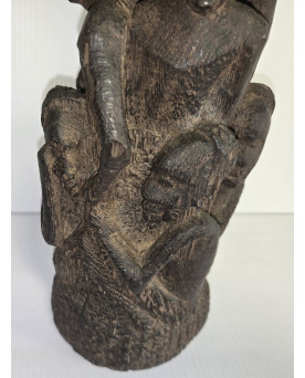 Le village de 58 brocanteurs - Afrique centrale XIXe : sculpture en bois massif, taillée dans un seul bloc