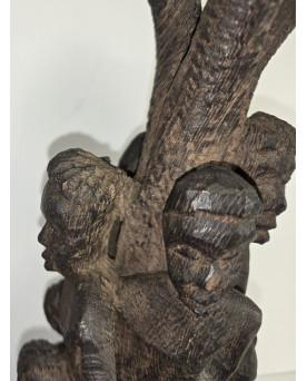 Le village de 58 brocanteurs - Afrique centrale XIXe : sculpture en bois massif, taillée dans un seul bloc