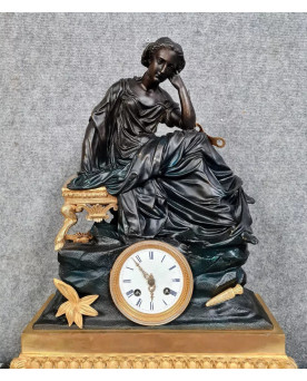 Le village de 58 brocanteurs - Très importante pendule Empire, composée d’un groupe sculpté en bronze patiné brun et doré