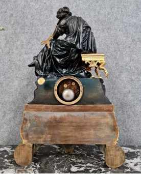 Le village de 58 brocanteurs - Très importante pendule Empire, composée d’un groupe sculpté en bronze patiné brun et doré