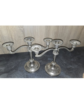 Le village de 58 brocanteurs - paire de chandeliers à trois lumières en métal argenté