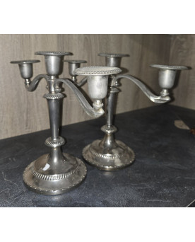 Le village de 58 brocanteurs - paire de chandeliers à trois lumières en métal argenté