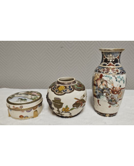 Le village de 58 brocanteurs - ensemble de trois pièces en céramique japonaise de style Satsuma
