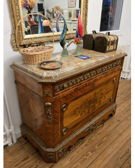 Le village de 58 brocanteurs - Commode marquetée Napoléon III – Plateau marbre – Bronzes dorés