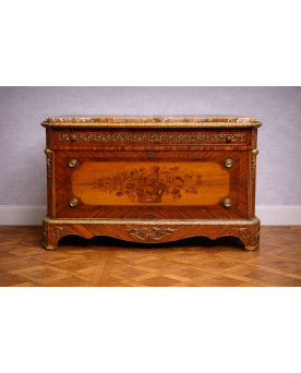 Le village de 58 brocanteurs - Commode marquetée Napoléon III – Plateau marbre – Bronzes dorés