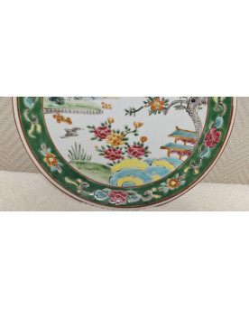 Le village de 58 brocanteurs - Assiette décorative en porcelaine – Décor asiatique polychrome – Motifs floraux et paysage