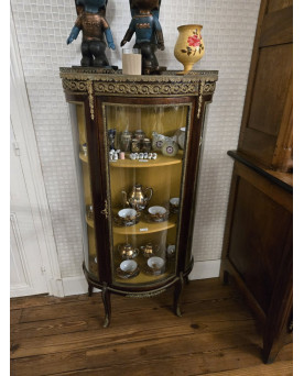 Le village de 58 brocanteurs - Vitrine de style Louis XV / Napoléon III en acajou et bronze doré – Époque fin XIXe