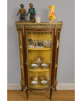 Le village de 58 brocanteurs - Vitrine de style Louis XV / Napoléon III en acajou et bronze doré – Époque fin XIXe