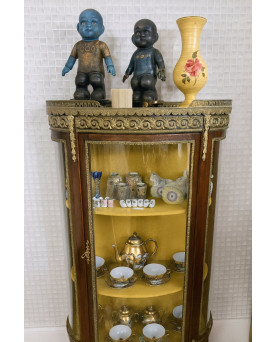 Le village de 58 brocanteurs - Vitrine de style Louis XV / Napoléon III en acajou et bronze doré – Époque fin XIXe
