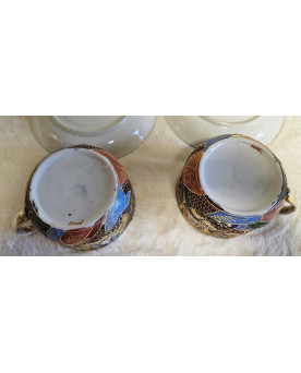 Le village de 58 brocanteurs - Paire de tasses et soucoupes japonaises Satsuma – Décor de personnages, rehauts d’or