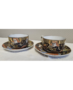 Le village de 58 brocanteurs - Paire de tasses et soucoupes japonaises Satsuma – Décor de personnages, rehauts d’or