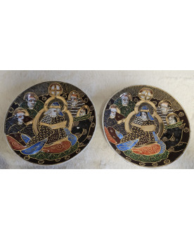 Le village de 58 brocanteurs - Paire de tasses et soucoupes japonaises Satsuma – Décor de personnages, rehauts d’or