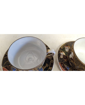 Le village de 58 brocanteurs - Paire de tasses et soucoupes japonaises Satsuma – Décor de personnages, rehauts d’or