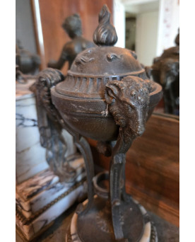 Le village de 58 brocanteurs - Garniture de Pendule de cheminée trois piéces en régule – Époque XIXᵉ siècle