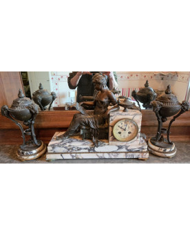 Le village de 58 brocanteurs - Garniture de Pendule de cheminée trois piéces en régule – Époque XIXᵉ siècle