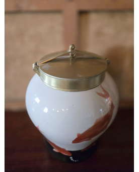 Le village de 58 brocanteurs - Japon XXeme : Vase en porcelaine à décor de carpes Koi