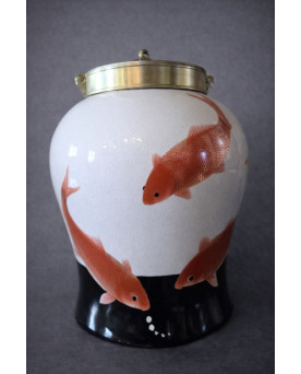 Le village de 58 brocanteurs - Japon XXeme : Vase en porcelaine à décor de carpes Koi