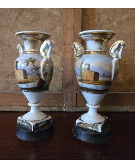Le village de 58 brocanteurs - Paire de vases balustres Empire en porcelaine de Paris – Décor de paysages