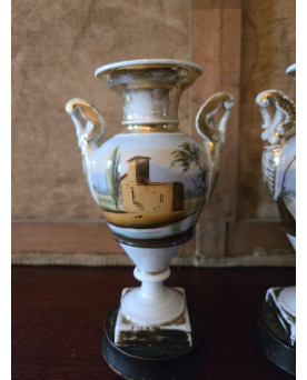 Le village de 58 brocanteurs - Paire de vases balustres Empire en porcelaine de Paris – Décor de paysages