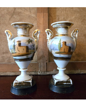 Le village de 58 brocanteurs - Paire de vases balustres Empire en porcelaine de Paris – Décor de paysages