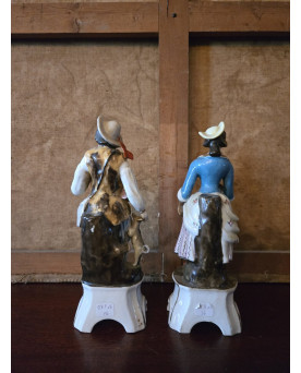 Le village de 58 brocanteurs - Paire de sujets en porcelaine de Paris – Couple de personnages élégants